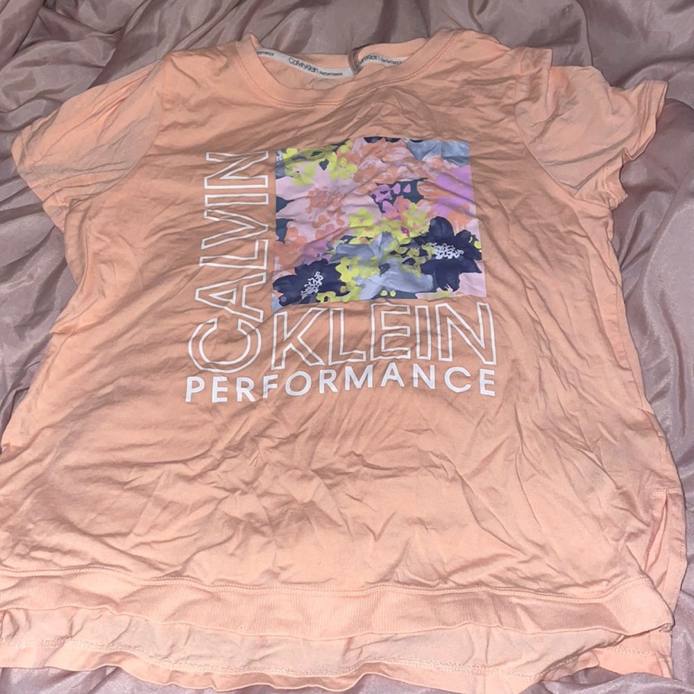 This is a peach Calvin Klein’s short sleeve t-shirt for girls. Size 10/12.